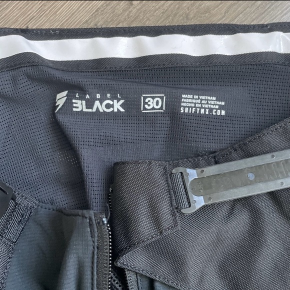 Dirtbike Pants-knee is stretch fabric to allow for movement of knee with pads - Picture 3 of 5